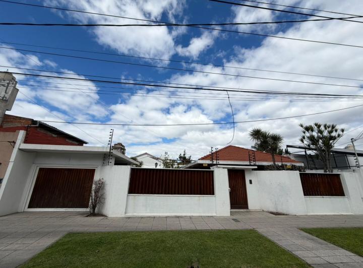 Casa · 214m² · 5 Ambientes · 1 Cochera