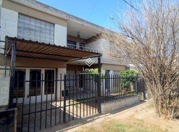Casa · 253m² · 8 Ambientes · 2 Cocheras · Venta Casa 6 Dorm. 2 Baños en Los Paraisos