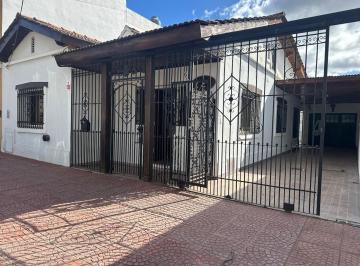 Casa · 131m² · 4 Ambientes · 2 Cocheras · Casa de Estilo Colonial en Venta en Bella Vista