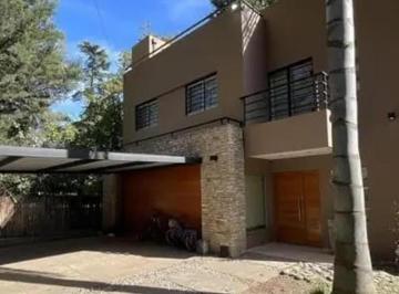 Casa · 600ha · 5 Ambientes · 4 Cocheras · Venta Casa de 6 Amb, con Cochera y Piscina, en Parque Leloir