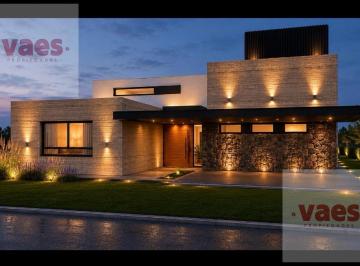 Casa · 620m² · 5 Ambientes · 2 Cocheras · Venta - Casa de Diseño a Estrenar en Siete Soles de 3 Dorm.
