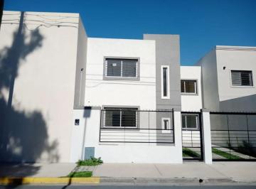 Casa de 3 ambientes, Ituzaingó · Impresionante Casa en Alquiler 4 Amb con Patio y Cochera en Ituzaingó Norte