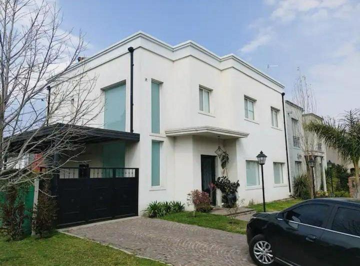 Casa · 226m² · 5 Ambientes · 3 Cocheras