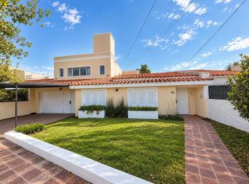 Casa · 290m² · 8 Ambientes · 4 Cocheras · Casa en Venta 5 Dorm. en B° Cerro de Las Rosas con Pileta
