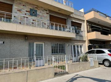 Casa · 159m² · 4 Ambientes · 1 Cochera · Hermosa Divina Casa de 4 Ambientes con Patio y Terraza - Cochera - Inmejorable Ubicación