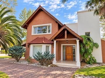 Casa · 190m² · 4 Ambientes · 6 Cocheras · Casa en Campos de Alvarez en Alquiler
