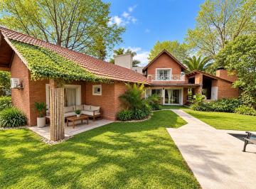 Casa · 190m² · 4 Ambientes · 6 Cocheras · Casa en Alquiler en Campos de Álvarez – 5 Ambientes