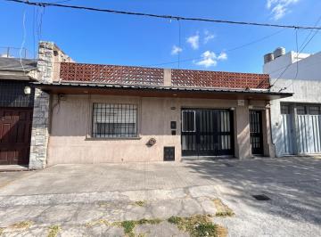 Casa · 110m² · 5 Ambientes · 1 Cochera · Impecable Casa en Cinco Esquinas