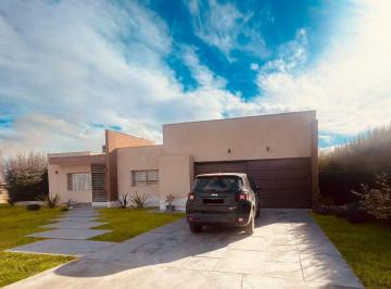 Casa · 1100m² · 6 Ambientes · 1 Cochera · Casa 3 Dorm. | Pisina | Cochera Tipo Quincho Para 4 Vehiculos