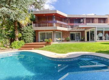 Casa · 388m² · 6 Ambientes · 2 Cocheras · Venta Casa Acassuso 6 Ambientes con Dependencia Pileta Jardin Quincho