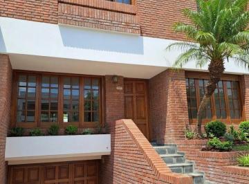 Casa · 138m² · 6 Ambientes · 2 Cocheras · Casa de 3 Dorm., comodin, Patio, Quincho, Cochera Doble. del Valle de Ibearluc