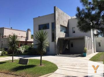 Casa · 250m² · 4 Ambientes · 1 Cochera · Casa en Venta - 3 Dorm. 3 Baños - Cañuelas