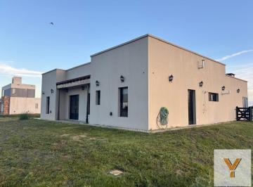 Casa · 250m² · 6 Ambientes · Casa en Venta - 5 Dorm. 4 Baños - San Clemente del Tuyú