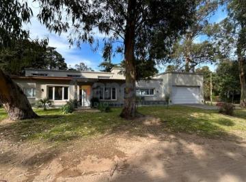 Casa · 240m² · 5 Ambientes · 2 Cocheras · Propiedad en Alquiler en Valeria del Mar