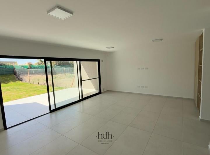 Casa · 220m² · 5 Ambientes · 2 Cocheras