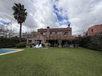 Casa · 330m² · 6 Ambientes · 4 Cocheras · Casa Alquiler Temporario Verano 2027, 6 Ambientes