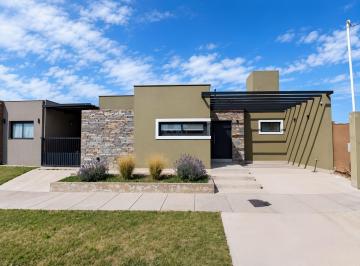 Casa · 132m² · 4 Ambientes · 2 Cocheras · Venta Casa 3 Habitaciones y Pileta B Privado Maipu