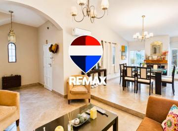 Casa · 300m² · 8 Ambientes · 2 Cocheras · Casa en Venta Grand Bourg La Alborada 4 Dorm