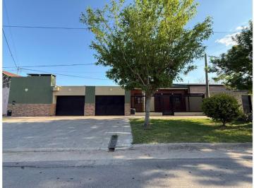 Casa · 216m² · 7 Ambientes · 2 Cocheras · Se Vende Casa de Categoria en Santo Tomé