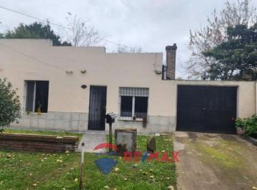 Casa · 80m² · 3 Ambientes · 1 Cochera · Venta Casa Dos Dorm. Lote 594 m²