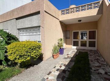 Casa · 160m² · 3 Ambientes · 3 Cocheras · Venta Casa de 3 Ambientes Lomas del Mirador