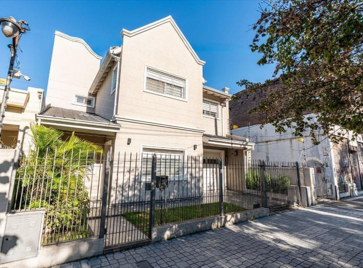 Casa · 190m² · 5 Ambientes · 2 Cocheras