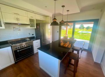 Casa · 243m² · 5 Ambientes · 2 Cocheras · Venta casa"De categ."5 Amb - Pileta - Chacras de Abbot
