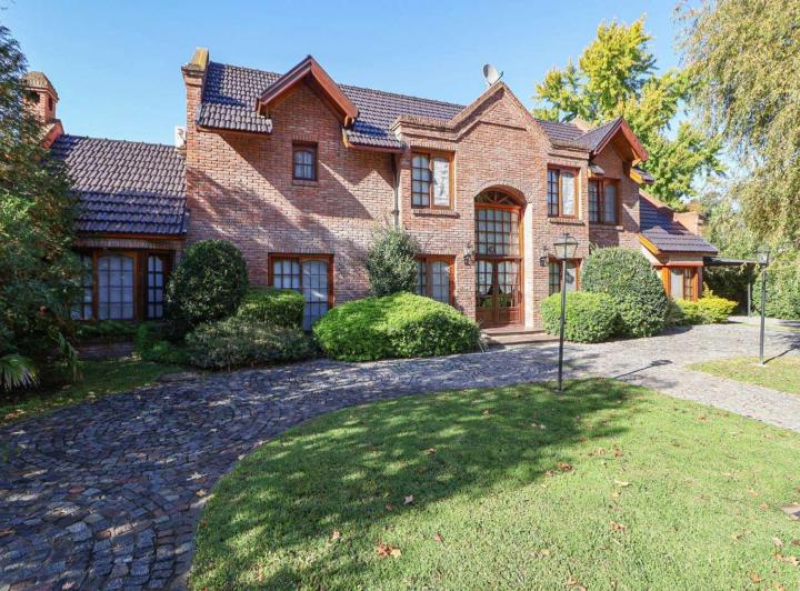 Casa · 222m² · 6 Ambientes · 2 Cocheras