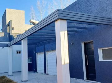 Casa · 188m² · 8 Ambientes · 2 Cocheras · Casa 3 Hab. Pileta y Cochera Doble - San Martin