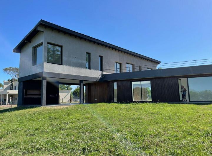 Casa · 240m² · 5 Ambientes · 3 Cocheras