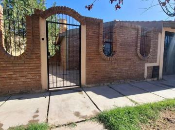Casa · 130m² · 5 Ambientes · 1 Cochera · Casa en Venta de 3 Dorm. y Dos Baños