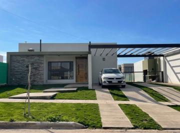 Casa · 120m² · 4 Ambientes · 2 Cocheras · Casa en Venta - Bº Privado La Quebrada - Lujan