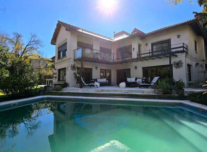 Casa · 550m² · 6 Ambientes · 3 Cocheras
