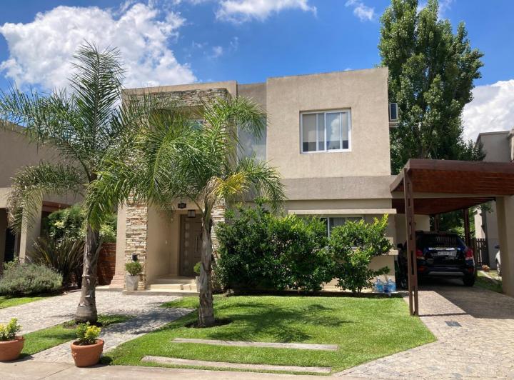 Casa · 140m² · 4 Ambientes · 4 Cocheras