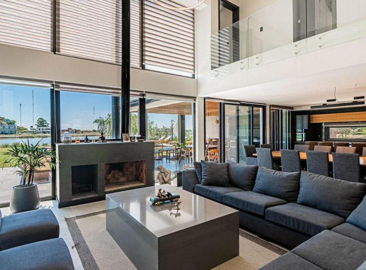 Casa · 300m² · 5 Ambientes · 2 Cocheras