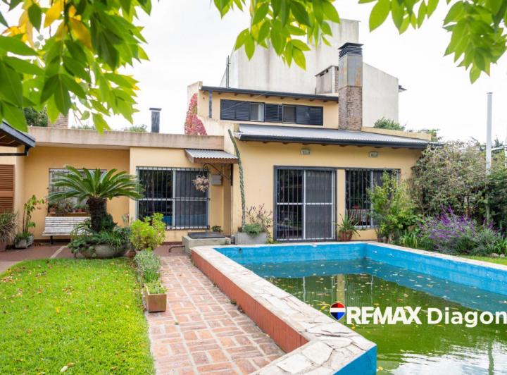 Casa · 125m² · 4 Ambientes · 2 Cocheras
