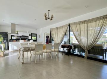 Casa · 165m² · 6 Ambientes · 4 Cocheras · Casa en Venta en Barrio Santa Emilia - Pilar del Este - con Piscina