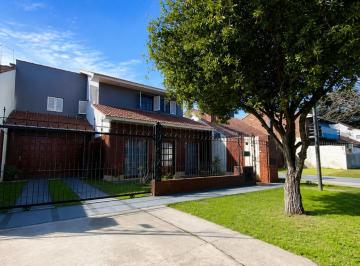 Casa · 226m² · 4 Ambientes · 2 Cocheras · Venta Casa con Jardin y Parque Barrio Caisamar