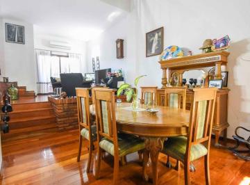 Casa · 243m² · 7 Ambientes · 2 Cocheras · Venta Casa 7 Amb Villa del Parque Cochera Patio