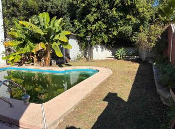 Casa · 199m² · 4 Ambientes · 1 Cochera · Apto Credito, Villa Sarmiento, Morón! Lote 10x43