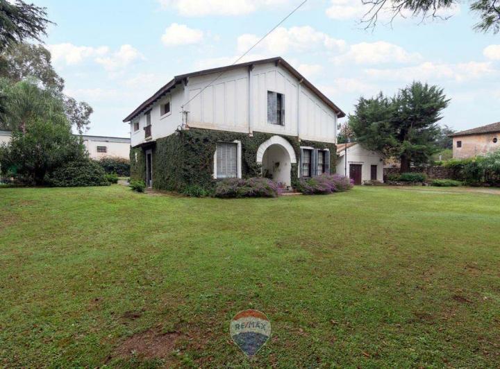 Casa · 390m² · 9 Ambientes · 2 Cocheras