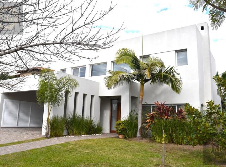Casa · 250m² · 5 Ambientes · 2 Cocheras