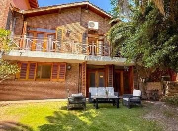 Casa · 426m² · 6 Ambientes · 2 Cocheras · Casa en Venta Berazategui 6 Amb Pileta/cochera