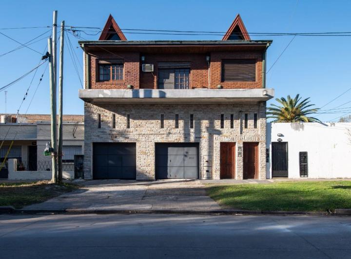 Casa · 403m² · 5 Ambientes · 4 Cocheras