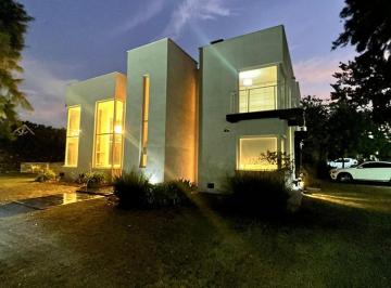 Casa · 250m² · 4 Ambientes · 2 Cocheras · Casa en Venta 4 Ambientes El Lauquen Canning