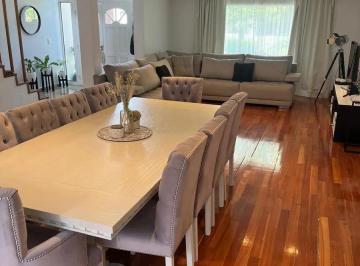 Casa · 330m² · 6 Ambientes · Casa en Venta - 4 Dorm. 4 Baños - Esteban Echeverría