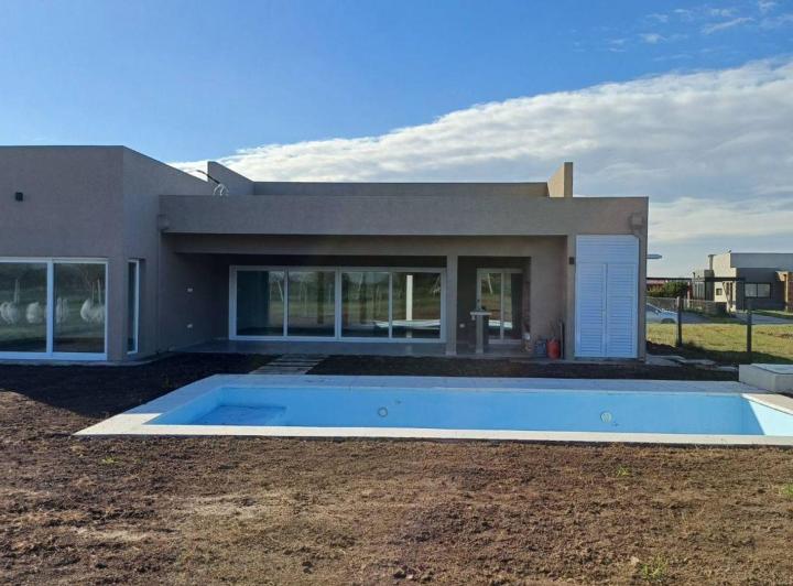 Casa · 135m² · 4 Ambientes · 2 Cocheras