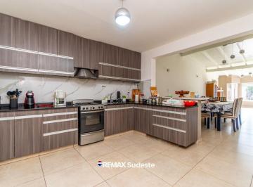 Casa · 210m² · 3 Ambientes · 2 Cocheras · Venta Casa 2 Dorm. y Pileta Tte. Farias 1600