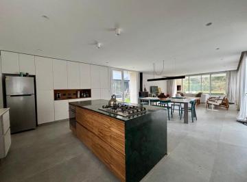 Casa · 220m² · 5 Ambientes · Exclusiva Casa de 5 Amb | Diseño | La Peregrina