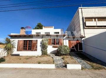 Casa · 153m² · 4 Ambientes · 1 Cochera · Casa de 3 Dorm. Barrio Pueyrredón